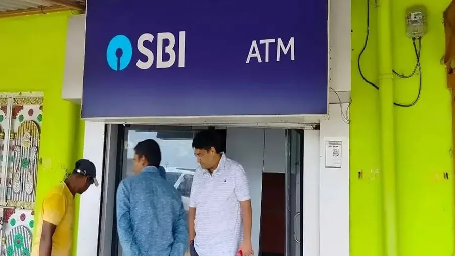 ચોર આખું ATM ઉઠાવીને કારમાં લઇ જતા હતા, રસ્તામા નડ્યો અકસ્માત અને..