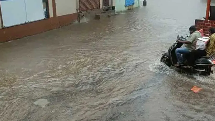 ભારે વરસાદથી ગુજરાતમાં અનેક જગ્યાઓએ લોકોનું જીવન રમણ ભ્રમણ, રેસ્ક્યૂ ઓપરેશન શરૂ