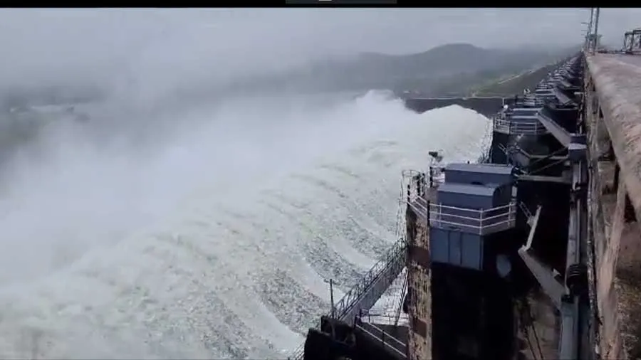 સુરત: ઉકાઇ ડેમ ભયાનક સપાટીએ, 15 દરવાજા ખોલાયા, તાપી કિનારાના ગામડાઓ એલર્ટ પર