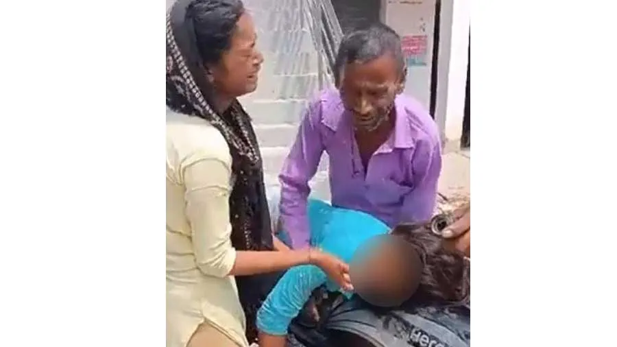 Video: માણસાઇ નેવે મૂકી- ખોટા ઈન્જેક્શનથી યુવતીનું મોત, શવને બાઈકથી ઘરે મોકલ્યું