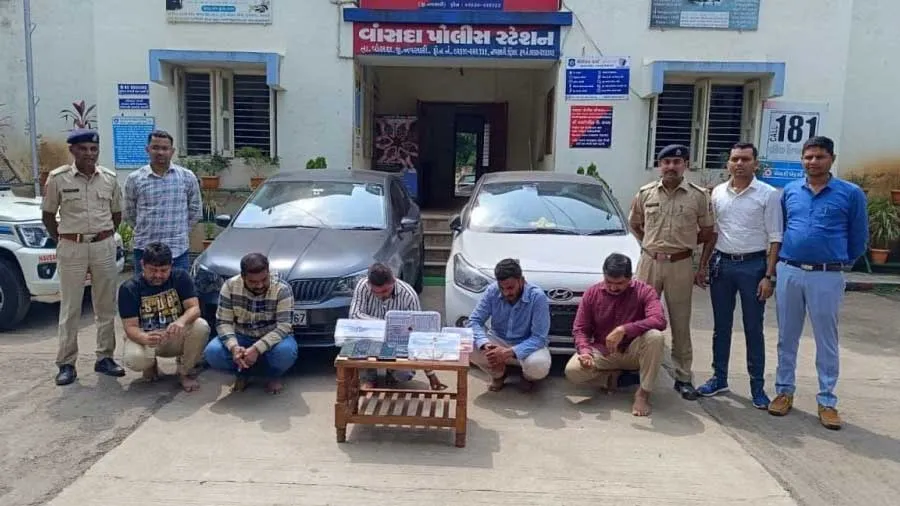 સુરતનો હેડ કોન્સ્ટેબલ વાંસદામાં 15 લાખની નકલી નોટ સાથે પકડાયો,કચ્છથી નોટ લાવતા