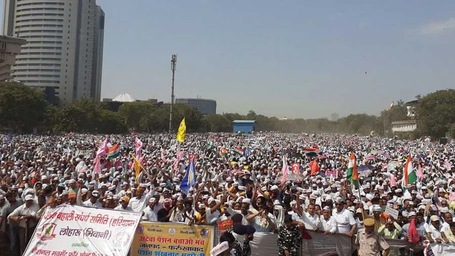દિલ્હીના રામલીલા મેદાનમાં હજારોની સંખ્યામાં સરકારી કર્મચારીનું પ્રદર્શન,આ છે માગ