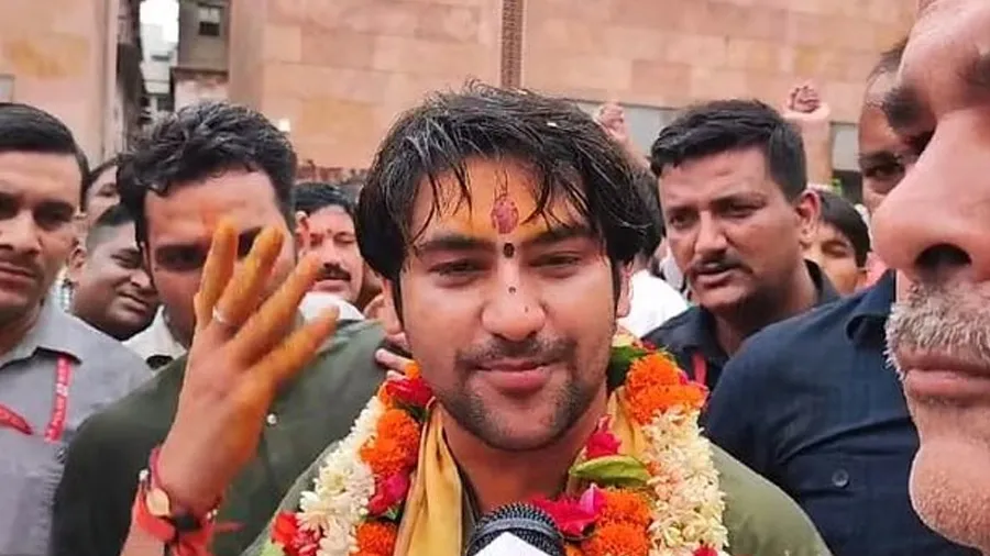 PM મોદીના મતક્ષેત્ર કાશીને લઇ ધીરેન્દ્ર શાસ્ત્રીએ કરી આ મોટી માગ