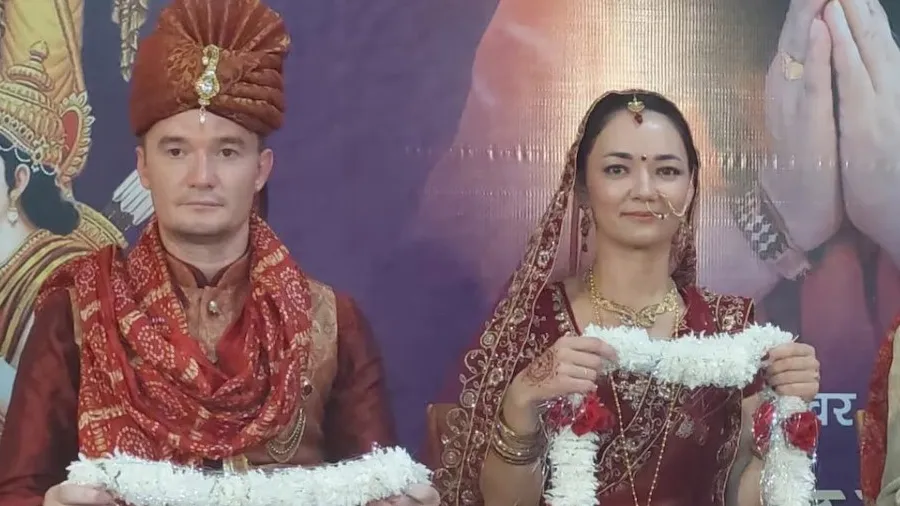 મંદિરમાં માથું નમાવી, જાન કાઢી, રશિયન યુગલે વૈદિક રિવાજ મુજબ લગ્ન કર્યા