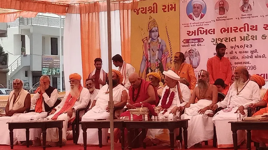 સંત સમિતિની બેઠકમાં સૌને હિન્દુ ધર્મના સંસ્કારો આપવા પર ભાર મૂકાયો