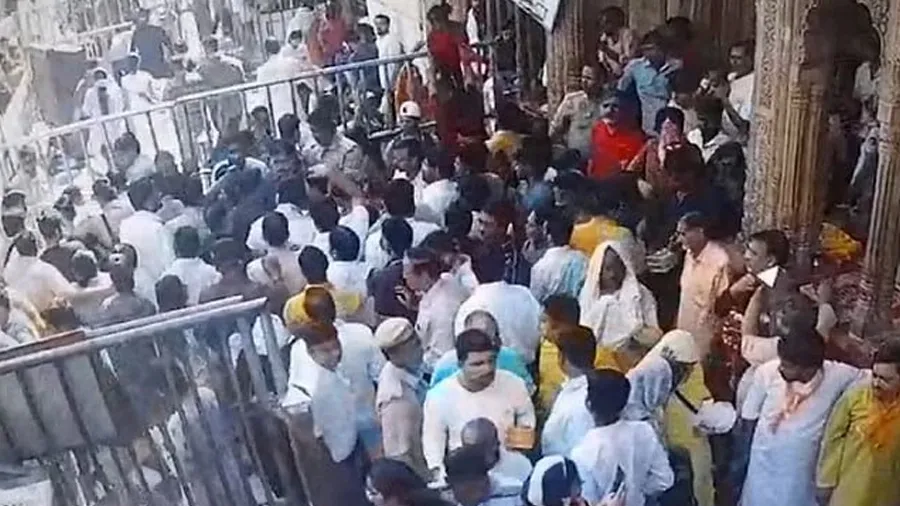 ભાજપના કેન્દ્રીય મંત્રીએ મંદિરના Exit ગેટમાંથી એન્ટ્રી લીધી, રોક્યા તો બબાલ