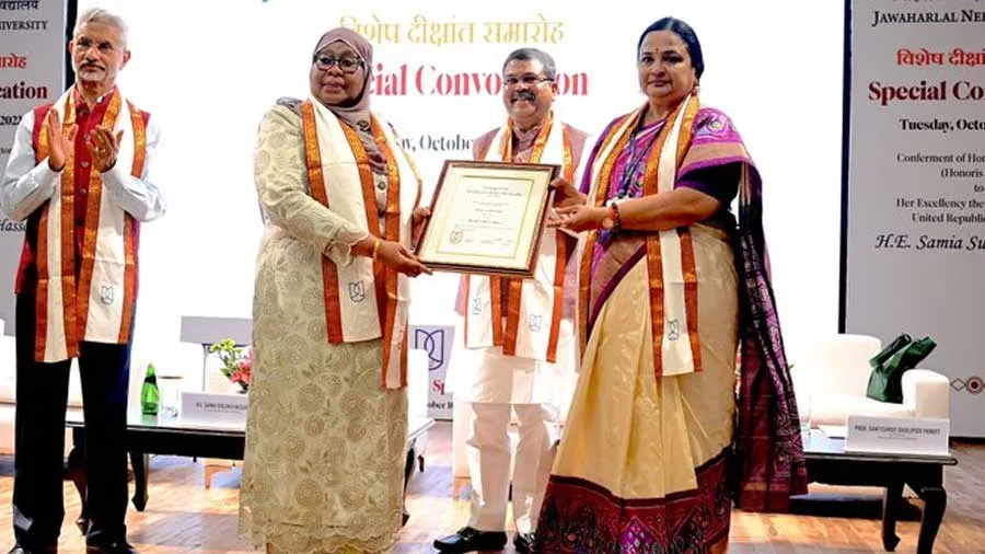 તાન્ઝાનિયાના રાષ્ટ્રપતિને JNUએ ડોક્ટરેટની પદવી આપી, કહ્યું- ભારતના લોકોની દયા...
