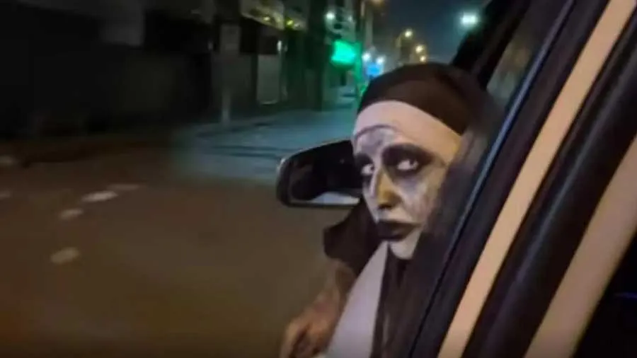 Video: 'ધ નન'ની ડરામણી 'ચૂડેલ' રસ્તા પર ફરતી જોવા મળી,જોઈને લોકોનો પરસેવો છૂટ્યો