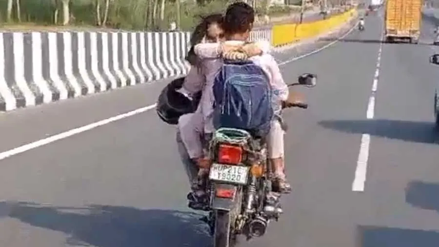 હેલ્મેટ વગર બાઇક પર કપલનો રોમેન્ટિક સ્ટંટ, પોલીસે આટલો દંડ વસૂલ્યો