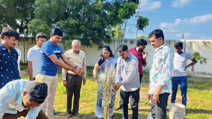 પાવડો ઉઠાવતા ગેનીબેન પર જમીન પચાવવાનો આરોપ લાગ્યો, તેમણે આપ્યો આ જવાબ