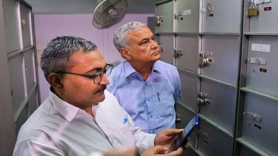 લોકરમાં કોંગ્રેસ નેતાના 500 કરોડ, 50 કિલો સોનું છે, BJPના નેતા ધરણા પર બેસ્યા