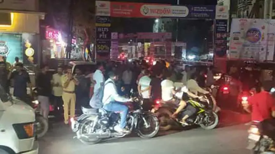 નવરાત્રિના બેનર લગાવવાના મુદ્દે બારડોલીમાં ભાજપના બે જૂથ વચ્ચે બબાલ, ટ્રાફિક જામ