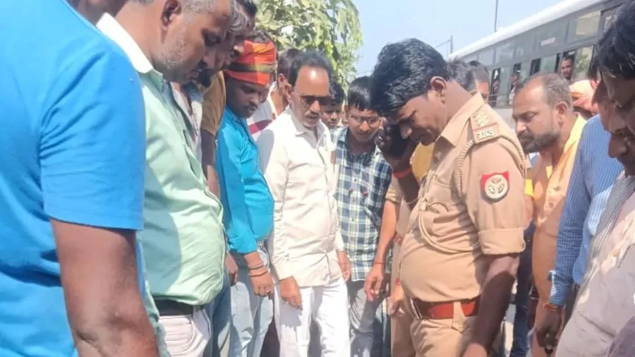 લોન મંજૂર ન થઈ તો બેંક સામે પોતાને લગાવી આગ, બચાવવા ગયેલો યુવક પણ દાઝ્યો