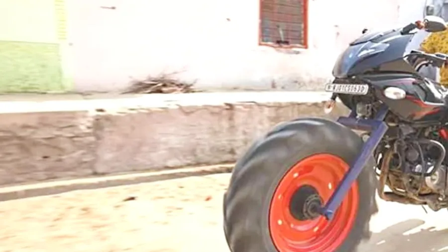 બજાજ પલ્સર 220મા ટ્રેક્ટરનું પૈડું લગાવીને બાઈક દોડાવી રહેલા યુવકનો વીડિયો વાયરલ