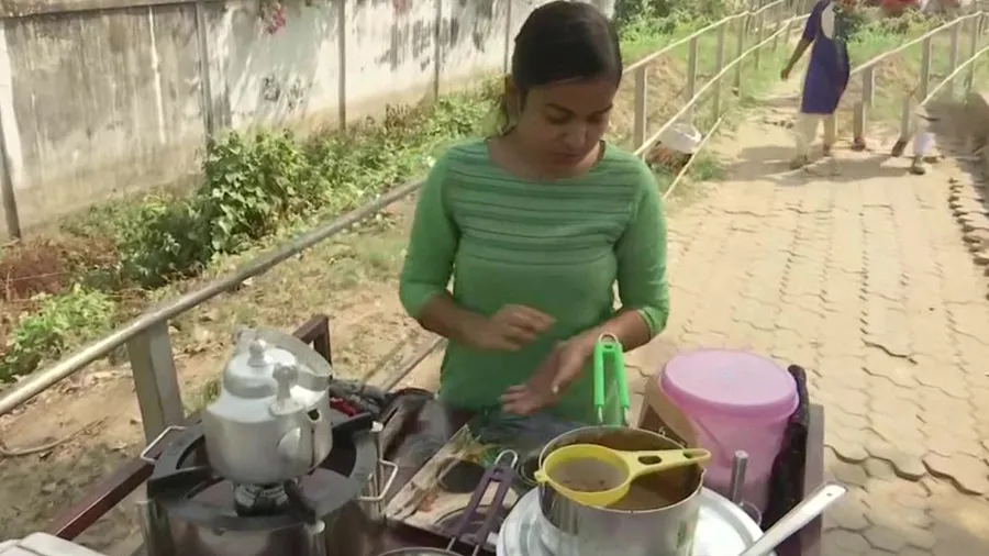 ગ્રેજ્યૂએટ છોકરીને 2 વર્ષથી નોકરી ન મળતા બની ગઇ Chaiwali, અમદાવાદ કનેક્શન...