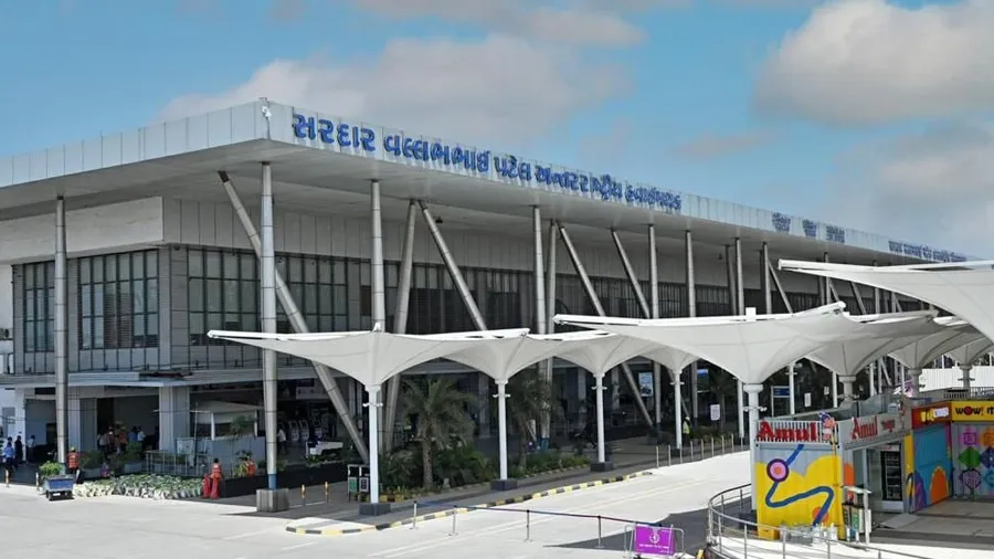 IPS સફીન હસનનો માણસ છું એવું કહીને એક માણસે અમદાવાદ એરપોર્ટ માથે લીધું