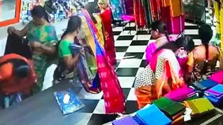 ગ્રાહક બનીને આવેલી 6 મહિલાઓ 2 લાખની સાડી ચોરી ગઇ, પોલીસને ગિફ્ટ મોકલી, જુઓ Video