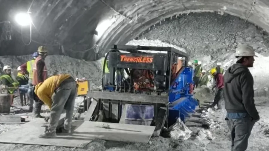 ટનલમાં હજુ ફસાયા છે 40 લોકો, અમેરિકન મશીનો વડે સુરંગમાં 30 મીટર ડ્રિલિંગ