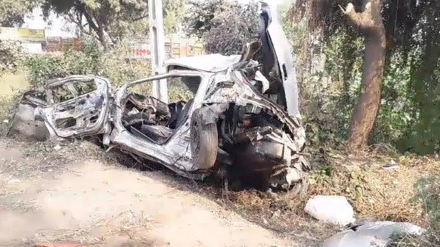 ગાંધીનગરઃ પિતરાઇ ભાઇઓ ફિલ્મ જોઇને પરત આવતા હતા, કાર ઝાડ સાથે અથડાઇ, 5ના મોત