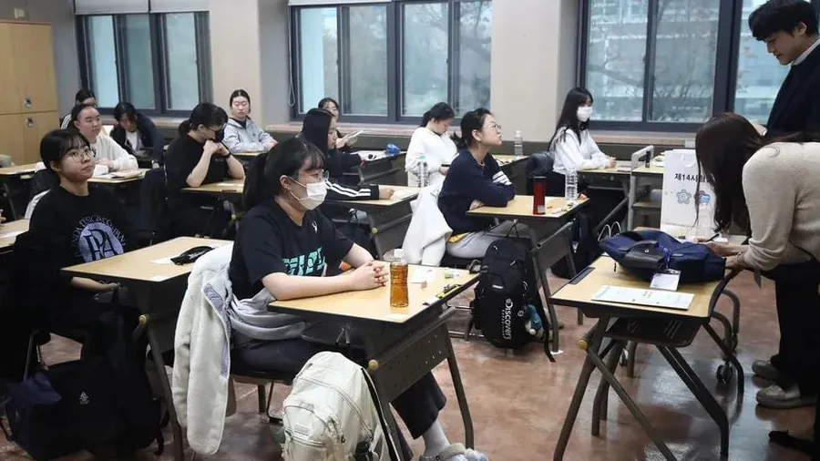 8 કલાકની પરીક્ષા, 90 સેકન્ડ અગાઉ પૂરી થઈ, આ દેશમાં કોર્ટ પહોંચ્યા વિદ્યાર્થીઓ