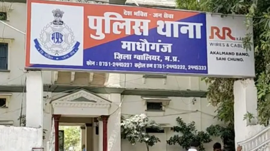 SP સાહેબ મારી પાડોશણથી મને બચાવો, અખિલેશ શર્માની આપવીતી