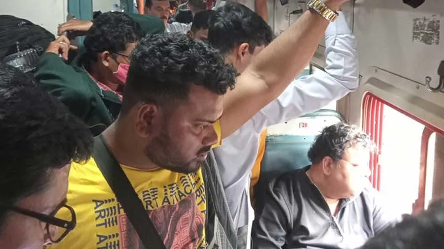 કન્ફર્મ ટિકિટ છતા ટ્રેનમાં ઊભા રહીને કરી મુસાફરી, મુસાફરે રેલવેનો આભાર માન્યો