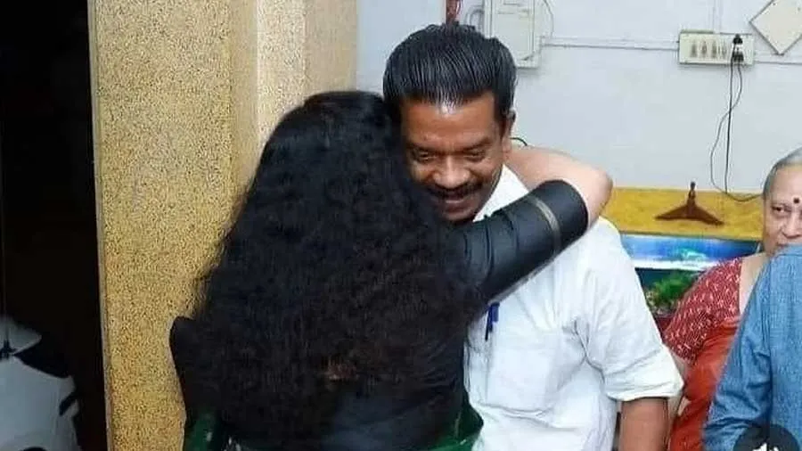 મહિલા IAS ઓફિસરે સાંસદને આલિંગન આપ્યું તો સોશિયલ મીડિયા પર હોબાળો મચી ગયો