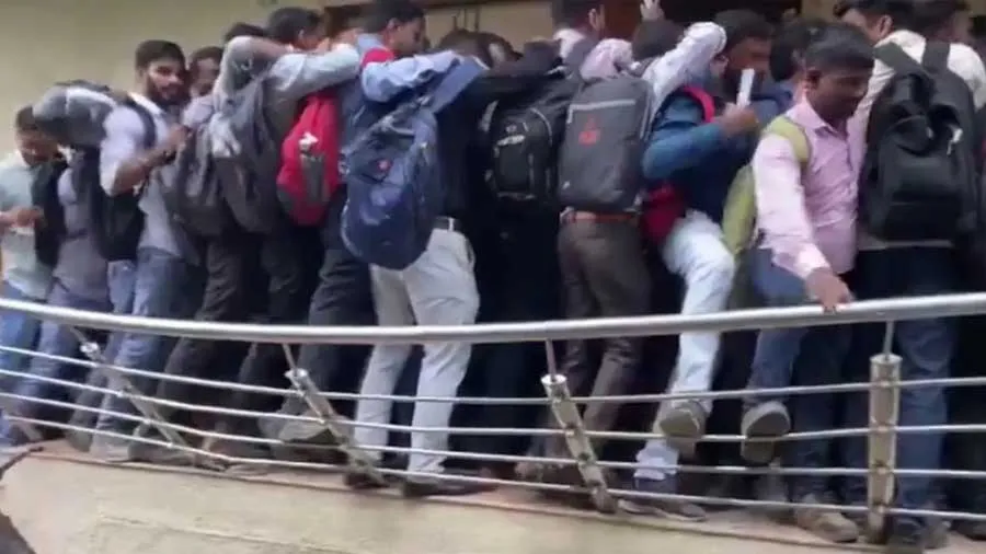 અંકલેશ્વરની નોકરીની ભીડની ઘટનામાં રાજકારણ, નિરાકરણ વિશે કોઇ વિચારતું નથી