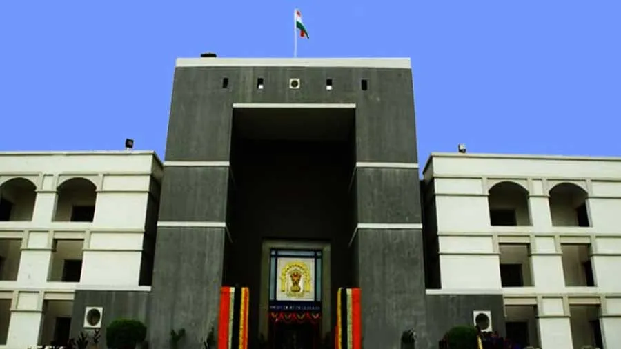 ગુજરાત હાઇકોર્ટે સરકારને ખખડાવી, તમારા કમિશ્નર, કલેક્ટર તો રાજા જેવા છે