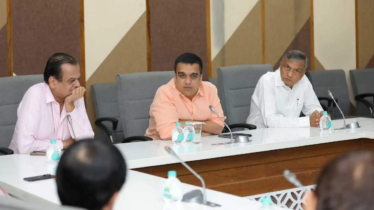 હર્ષ સંઘવીએ ડાયમંડ વેપારીઓ સાથે બેઠક કેમ કરવી પડી?