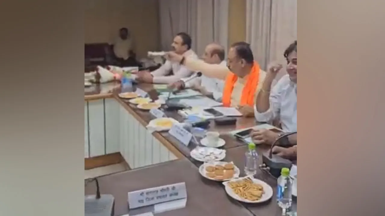 BJPના MLAએ ખિસ્સામાંથી 50 હજારનું બંડલ કાઢીને અધિકારીની સામે મૂકીને કહ્યું, 'હવે કામ કરી આપો...'