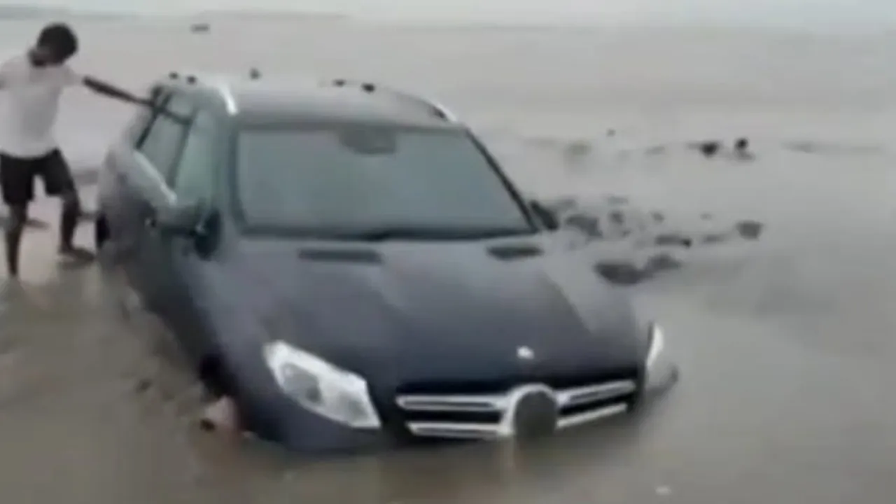ડુમસ બીચ પર મર્સિડિઝ લઈને પહોંચ્યો નબીરો, પોલીસ પેટ્રોલિંગ પર ઉઠ્યા સવાલ
