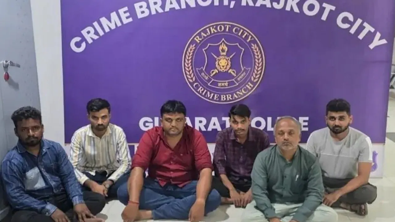 રાજકોટમાં ટોળકી ડોક્યુમેન્ટ વગર બનાવી દેતા આધાર કાર્ડ