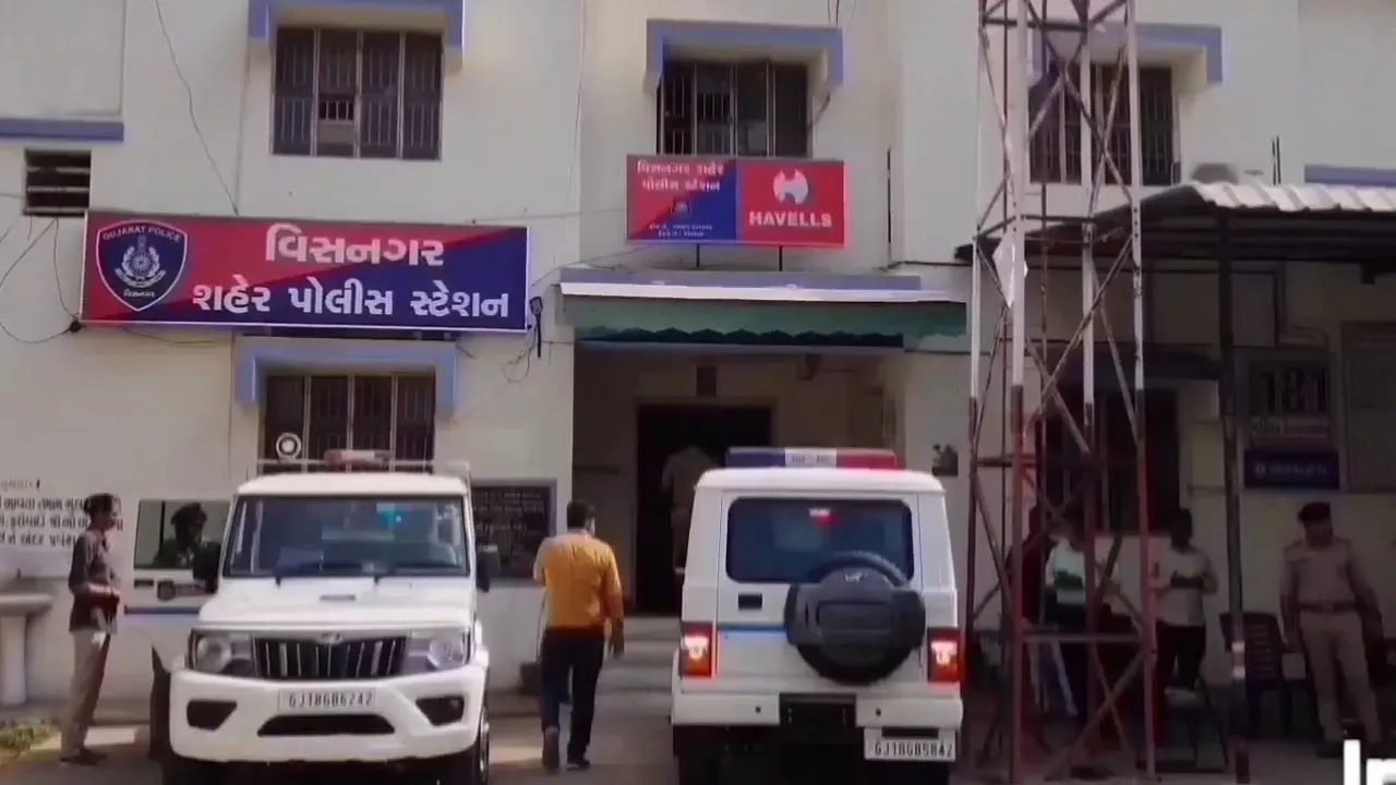 હવે ગુજરાતમાં નકલી IAS પકડાયો, વિસનગરમાં ઇન્કમ ટેક્સ રેડના નામે 21 લાખ પડાવી લીધા