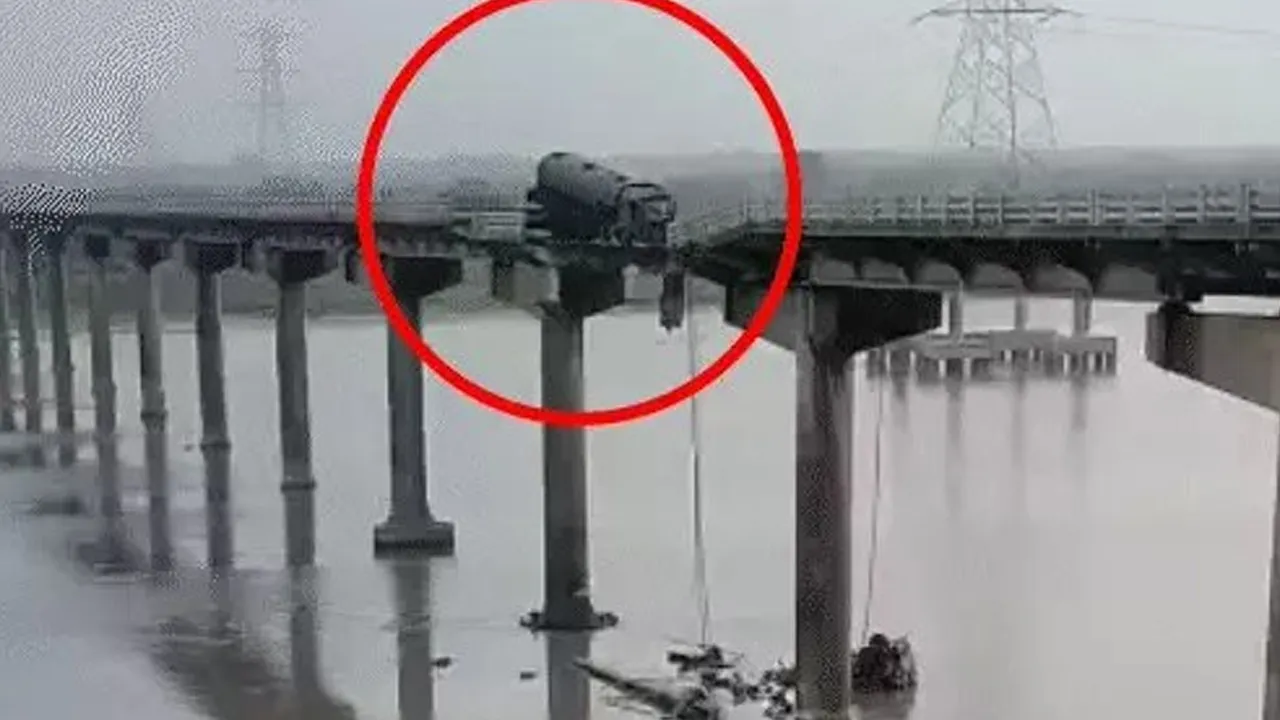 ગંભીરા બ્રિજ: ટ્રક હજુ લટકે છે, ડ્રાઈવર-માલિકની વ્યથા, મહિને લાખનો હપ્તો છે, અધિકારીઓ ખો દીધા કરે છે