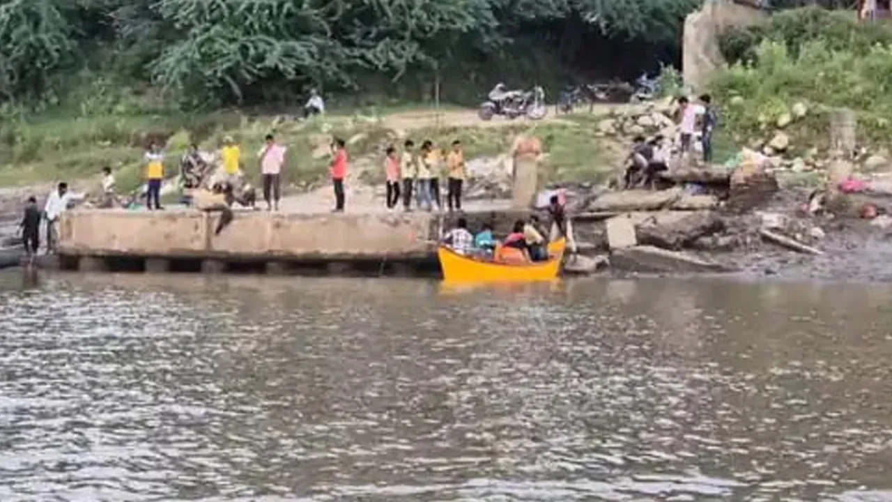 ગંભીરા બ્રિજ તૂટ્યા બાદ 40 કિમી ફરવાને બદલે લોકો કોઈપણ સુરક્ષા વગર હોડીમાં નદી પાર કરે છે