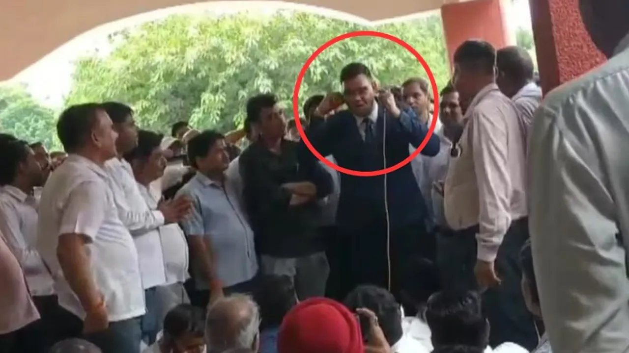 એક IAS અધિકારીએ વકીલો સામે કાન પકડીને ઉઠક-બેઠક કરીને માફી કેમ માંગવી પડી?