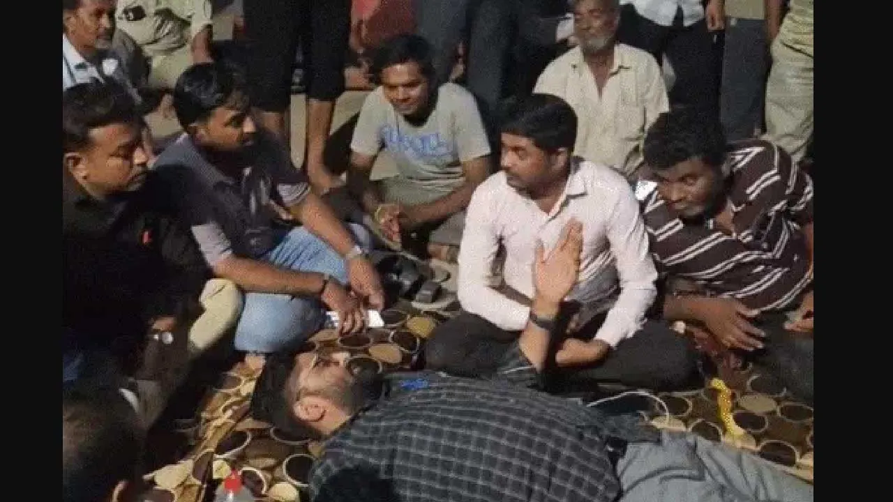 ગોપાલ PSIને કહે અનાજનું કાળા બજાર થઈ રહ્યું છે, PSI કહે- આ કેસ પુરવઠા વિભાગનો છે