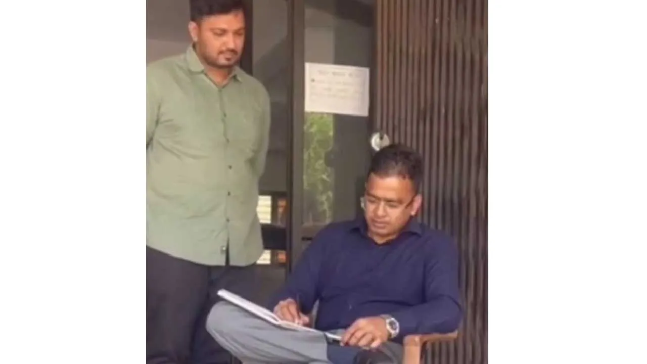 ભાવનગરના કલેક્ટર દરવાજે જ બેસી ગયા, મોડા આવતા કર્મચારીઓને સપાટામાં લીધા