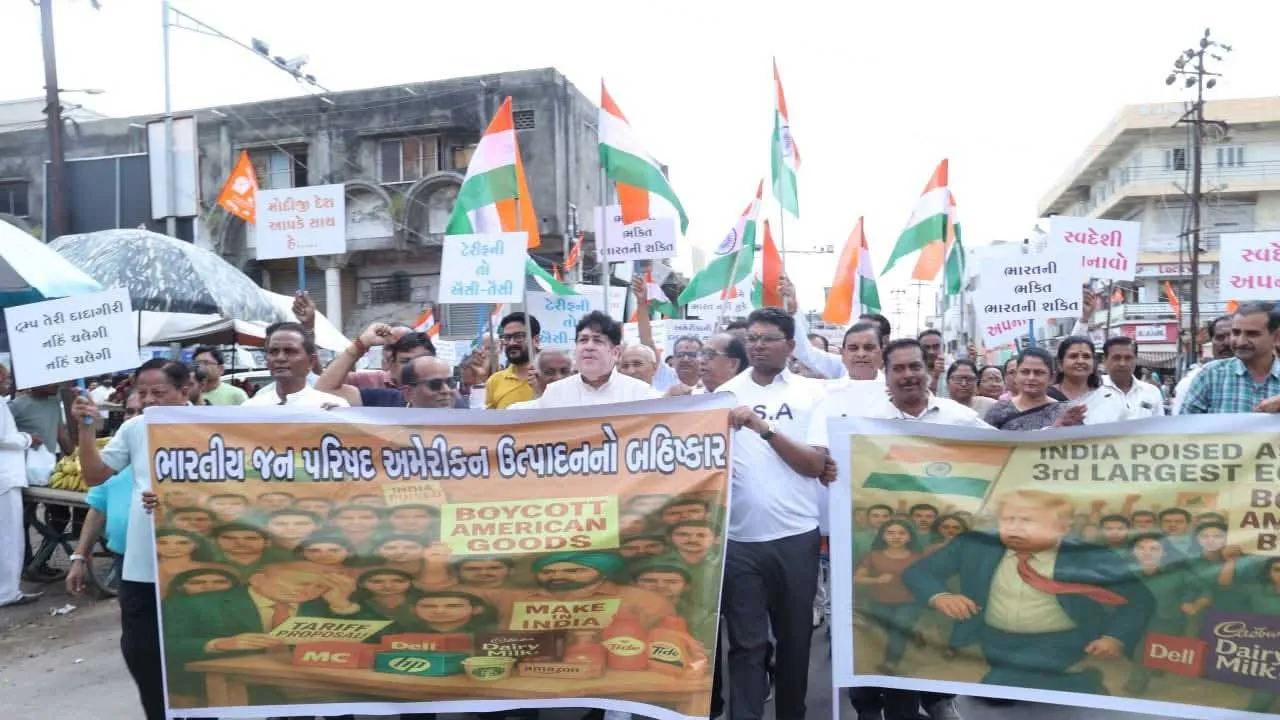 ગુજરાત ભાજપના નેતાઓએ અમેરિકાની વસ્તુઓની હોળી તો કરી, પણ પોતાના iPhone ન નાંખ્યા