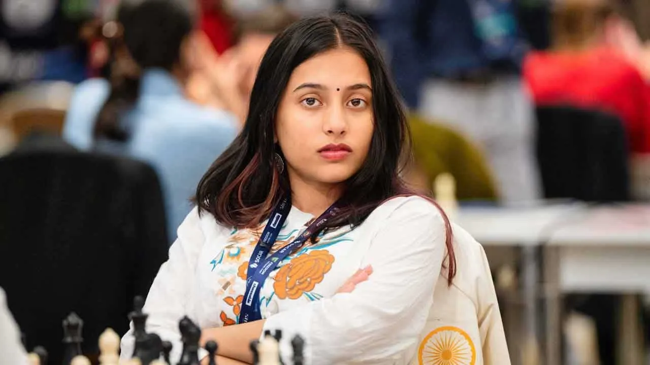 દિવ્યાને માતાએ બનાવી ચેસ વર્લ્ડ ચેમ્પિયન, ફડણવીસે 3 કરોડનું ઇનામ આપ્યું