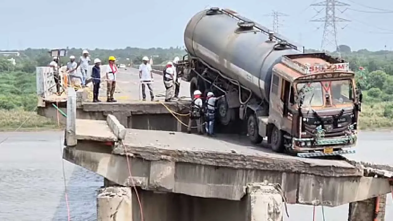 ગંભીરા બ્રિજ પર લટકેલી ટ્રકને હવે આ રીતે ઉતારાશે, દેશમાં પહેલીવાર આવું બનશે