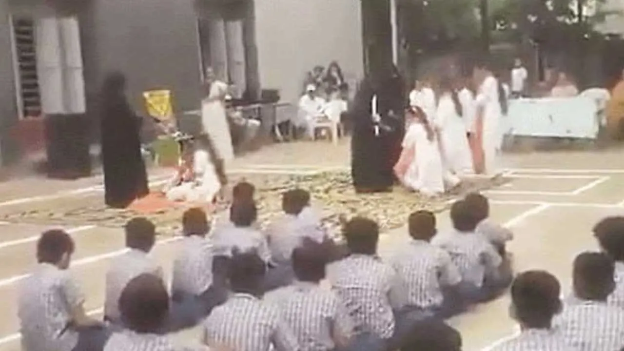 ભાવનગરની એક શાળાના નાટકમાં છોકરીઓને બુરખામાં બતાવતા વિવાદ વધ્યો! જાણો આખો મામલો