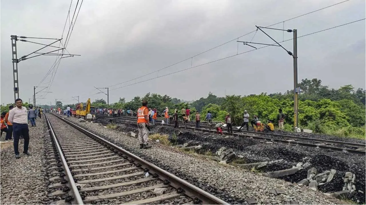 જે ટ્રેકનું સમારકામ ચાલી રહ્યું હતું ત્યાં સુપરફાસ્ટ ટ્રેનને વાળવામાં આવી! હવે રેલવેએ કાર્યવાહી કરી