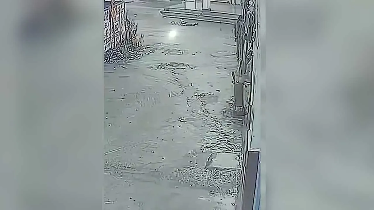 ખુલ્લી ગટરમાં બાળક પડી ગયું, 24 કલાક શોધખોળ કરી પણ ન મળ્યો, પોલીસ ઘરે પહોંચી તો સામે બેસેલો