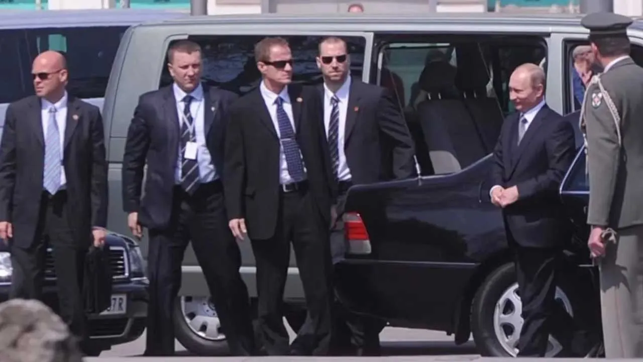 ટ્રમ્પની સાથે મુલાકાત પછી પુતિનના બોડીગાર્ડ્સે એવું કામ કર્યું કે જેના વિશે વિચારીને તમે નાક પર હાથ મૂકી દેશો!