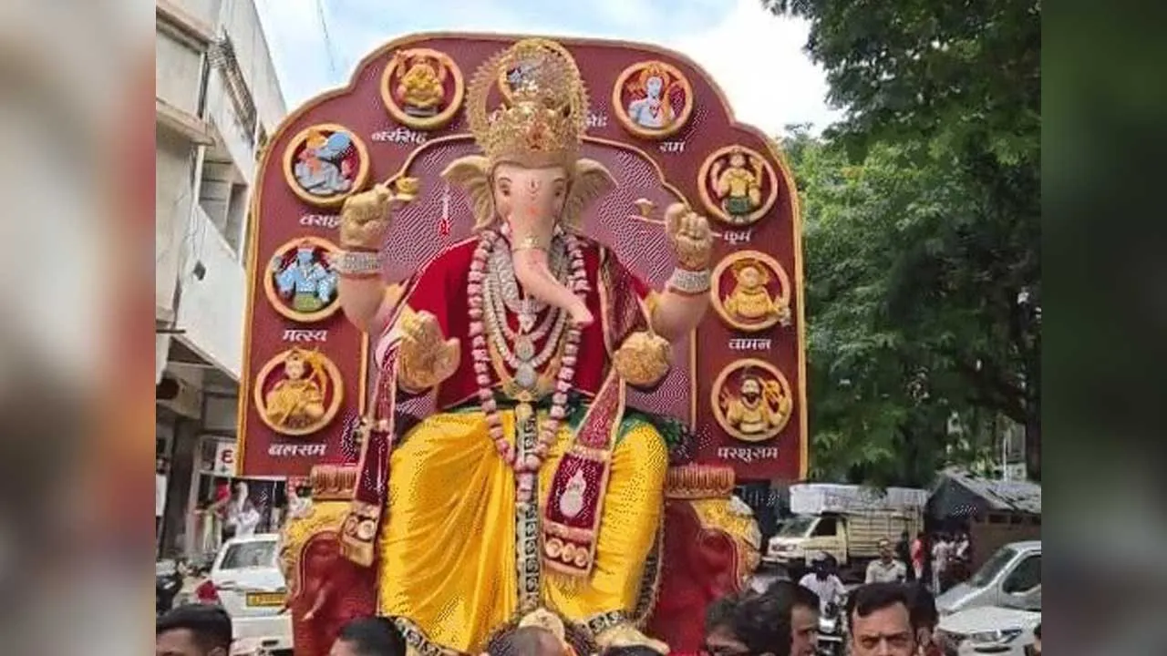 સુરતના દાળિયા શેરીમાં જયપુર થીમ પર પંડાલ, ગણેશજીને પહેરાવાયો 25 કિલો સોના-ચાંદીનો હાર