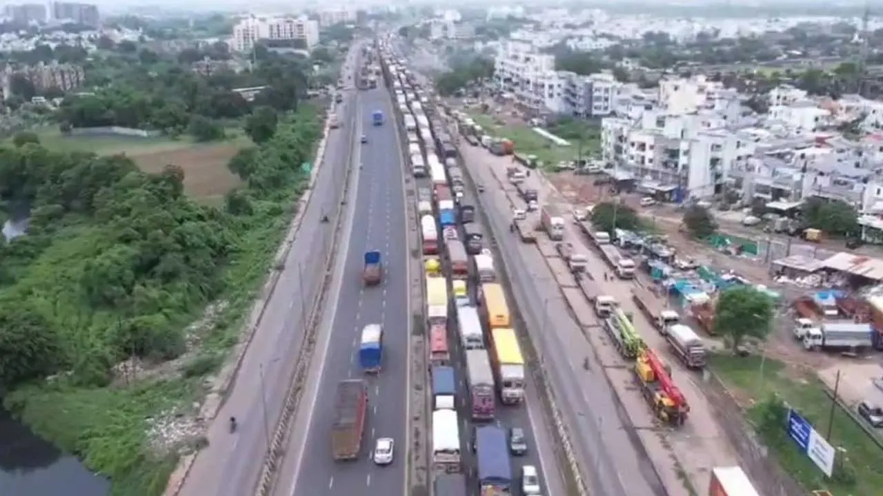 મુંબઈ- અમદાવાદ હાઇવે પર રોજ લાંબો ટ્રાફિક જામ, વાહન ચાલકો બોલ્યા- ટોલટેક્સ લો તેનો વાંધો નથી, પરંતુ.. 