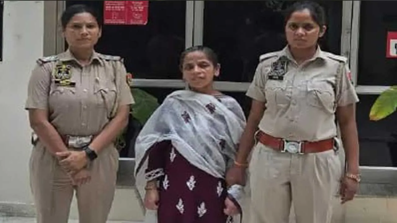 આ મહિલા ચોર ઓનલાઈન ઘરેણાં શોધતી અને દિલ્હીથી નકલી બનાવતી, પછી શોરૂમમાં અસલીથી બદલી નાંખતી!