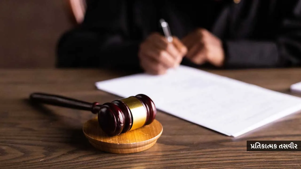 ડોક્ટરે 46 વર્ષની વયે કરાવેલ સારવાર જન્મજાત બીમારી હોવાનું માની વીમા કંપનીએ ક્લેઇમ નકાર્યો, કોર્ટે વ્યાજ સાથે અપાવ્યો 